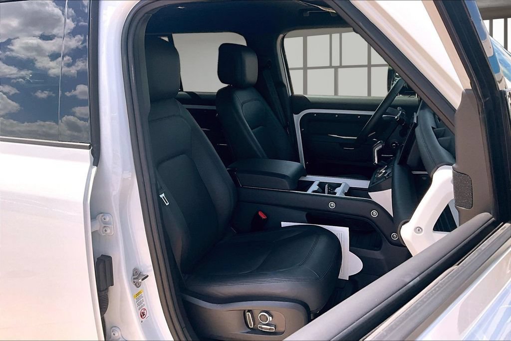Certified 2025 Land Rover Defender 130 X-Dynamic SE AWD/4WD image 7