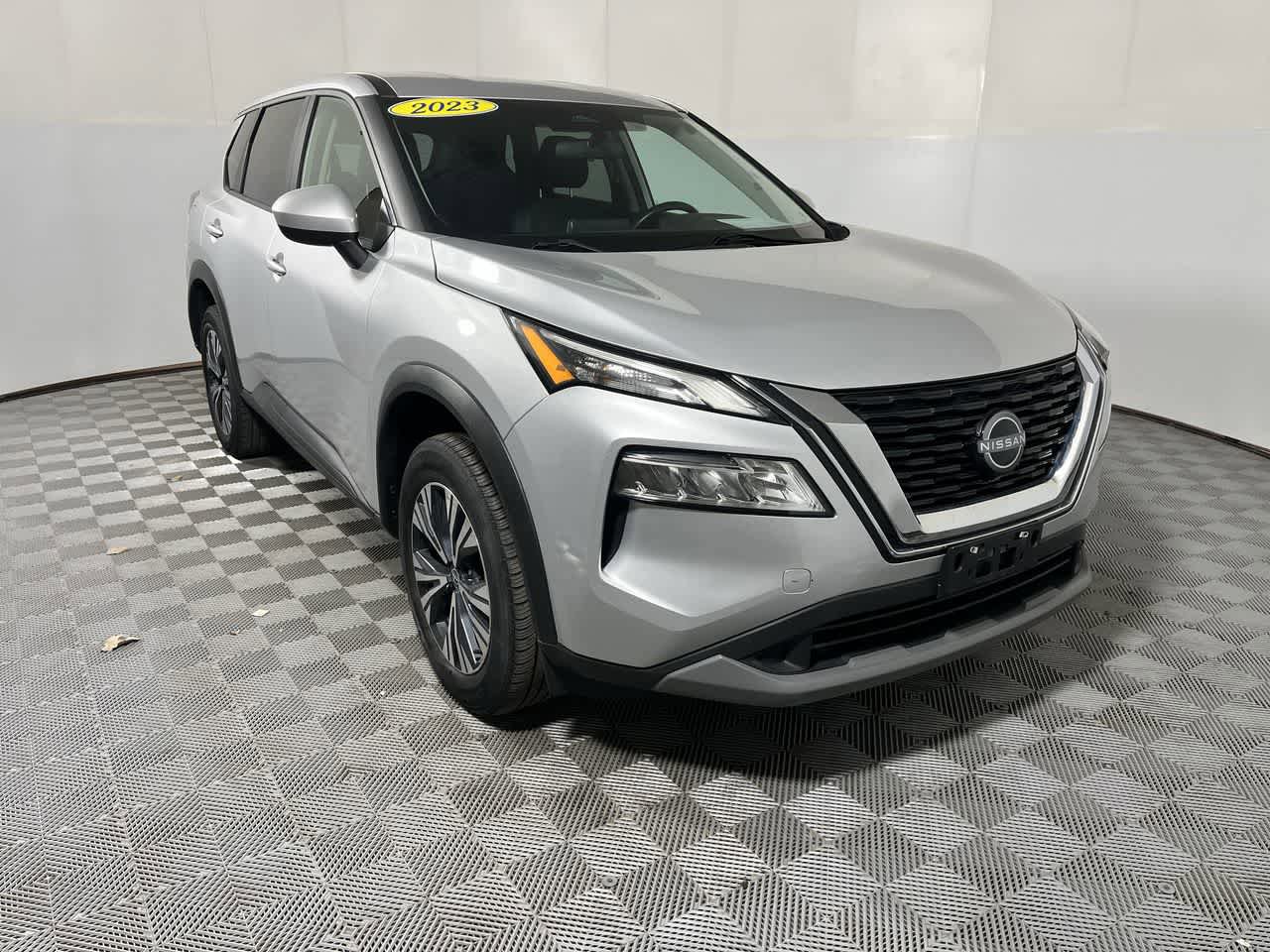 Used 2023 Nissan Rogue SV FWD image 2