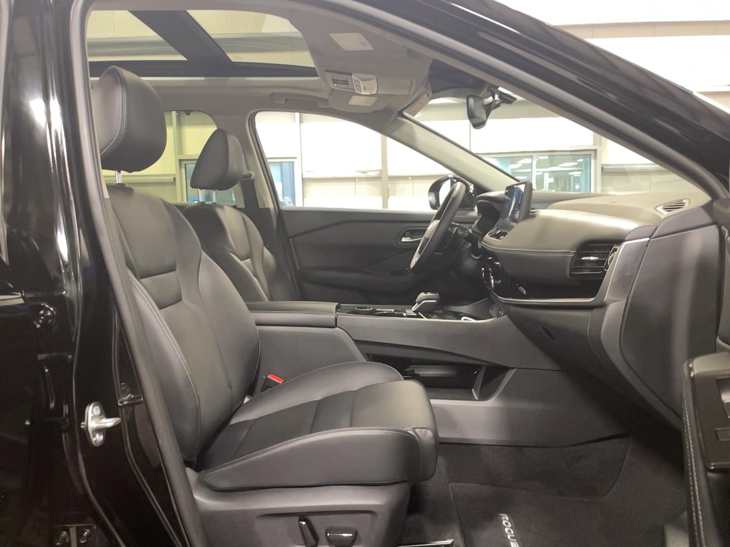 Used 2025 Nissan Rogue SL w/ Tech Package image 24