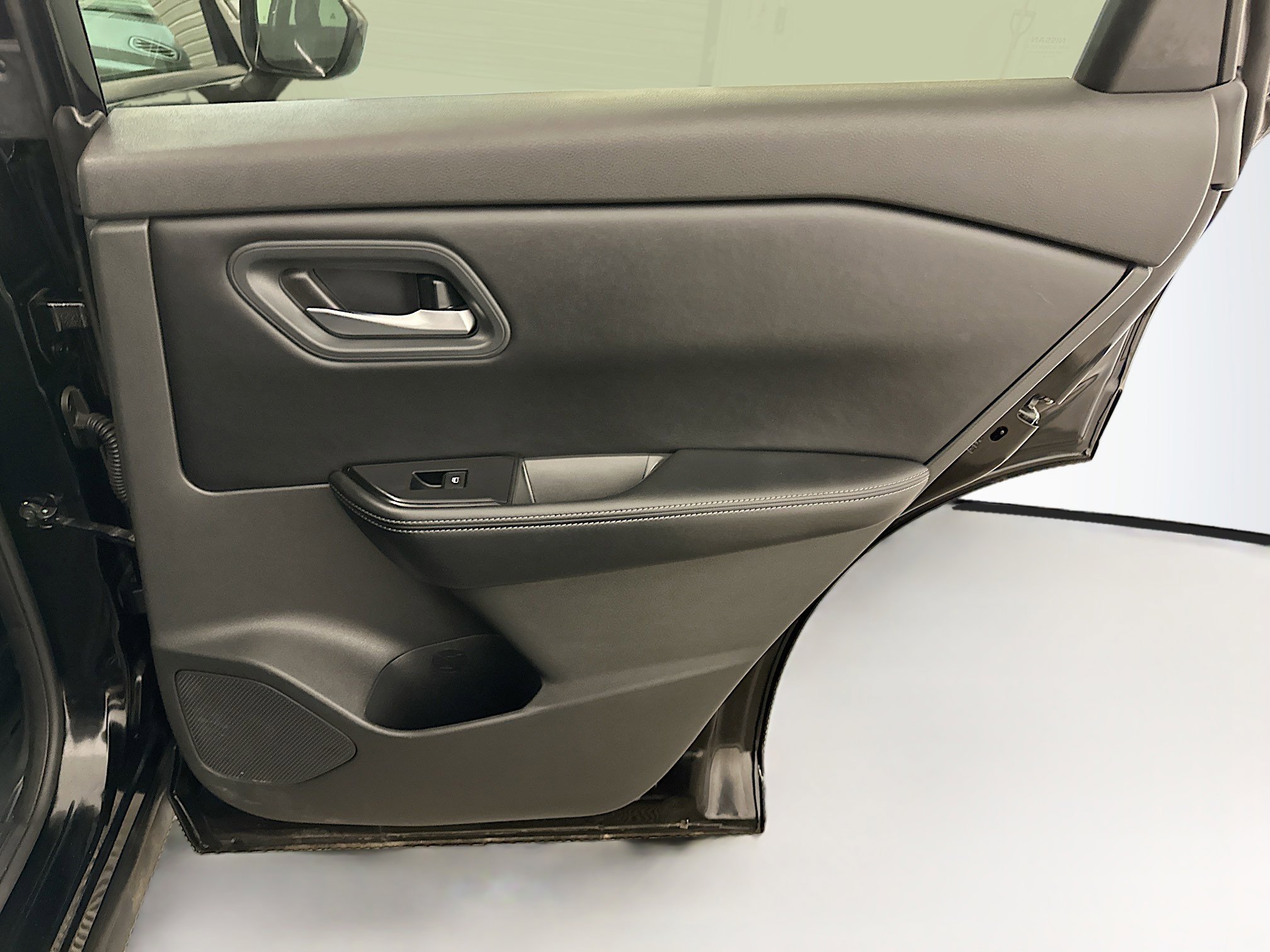 Used 2025 Nissan Rogue SV image 31