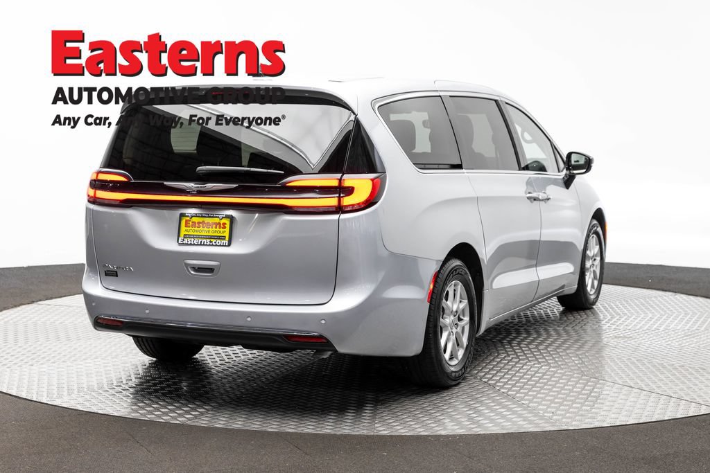 Used 2024 Chrysler Pacifica Touring-L FWD image 5