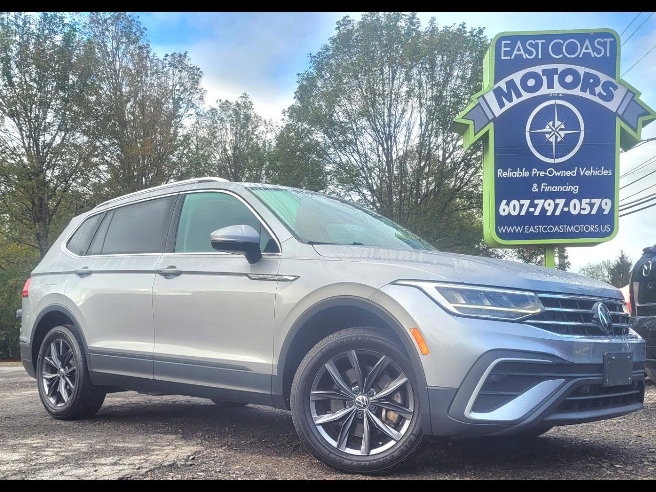 Used 2022 Volkswagen Tiguan SE image 1