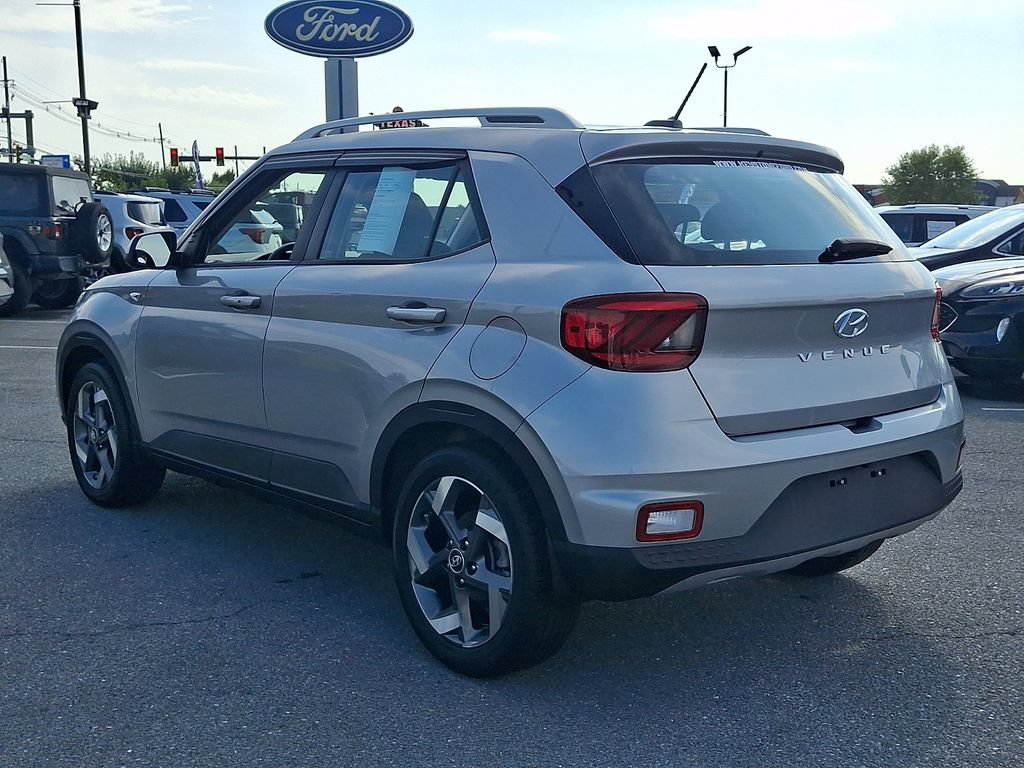 Used 2024 Hyundai Venue SEL FWD image 4
