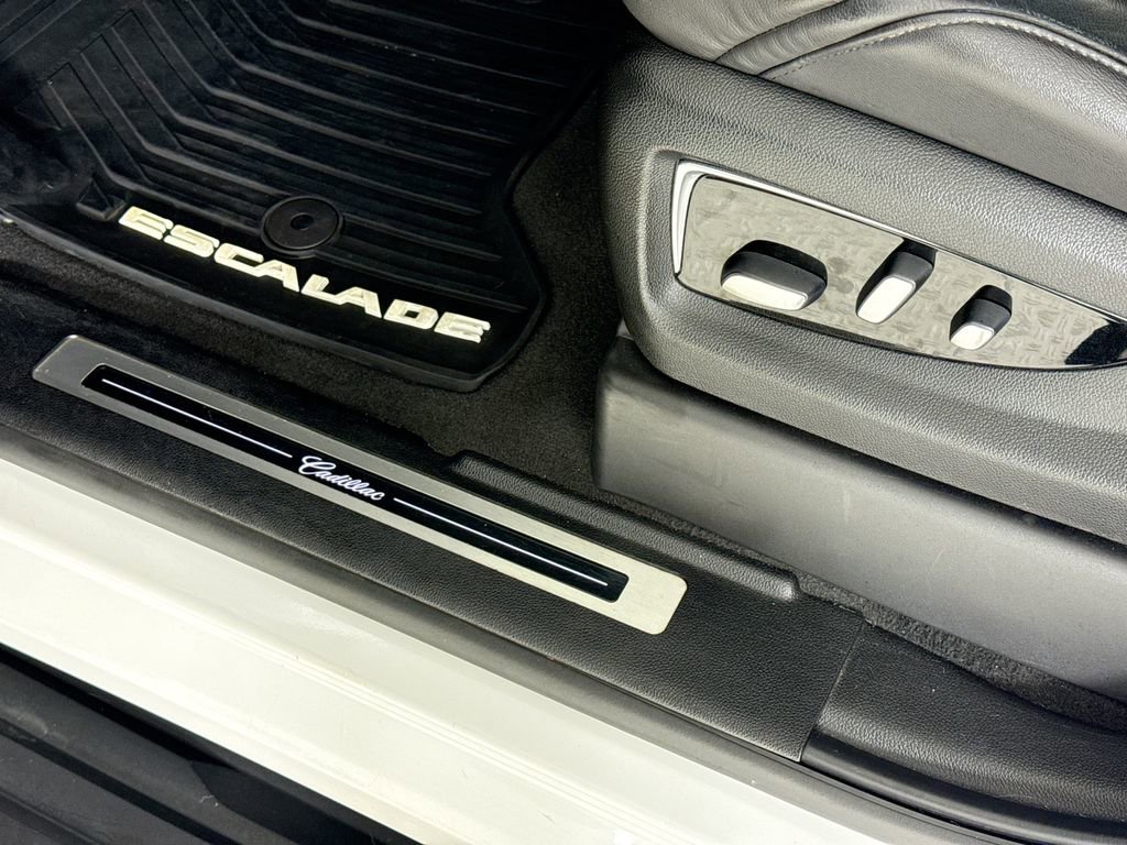 Used 2019 Cadillac Escalade ESV Luxury image 18