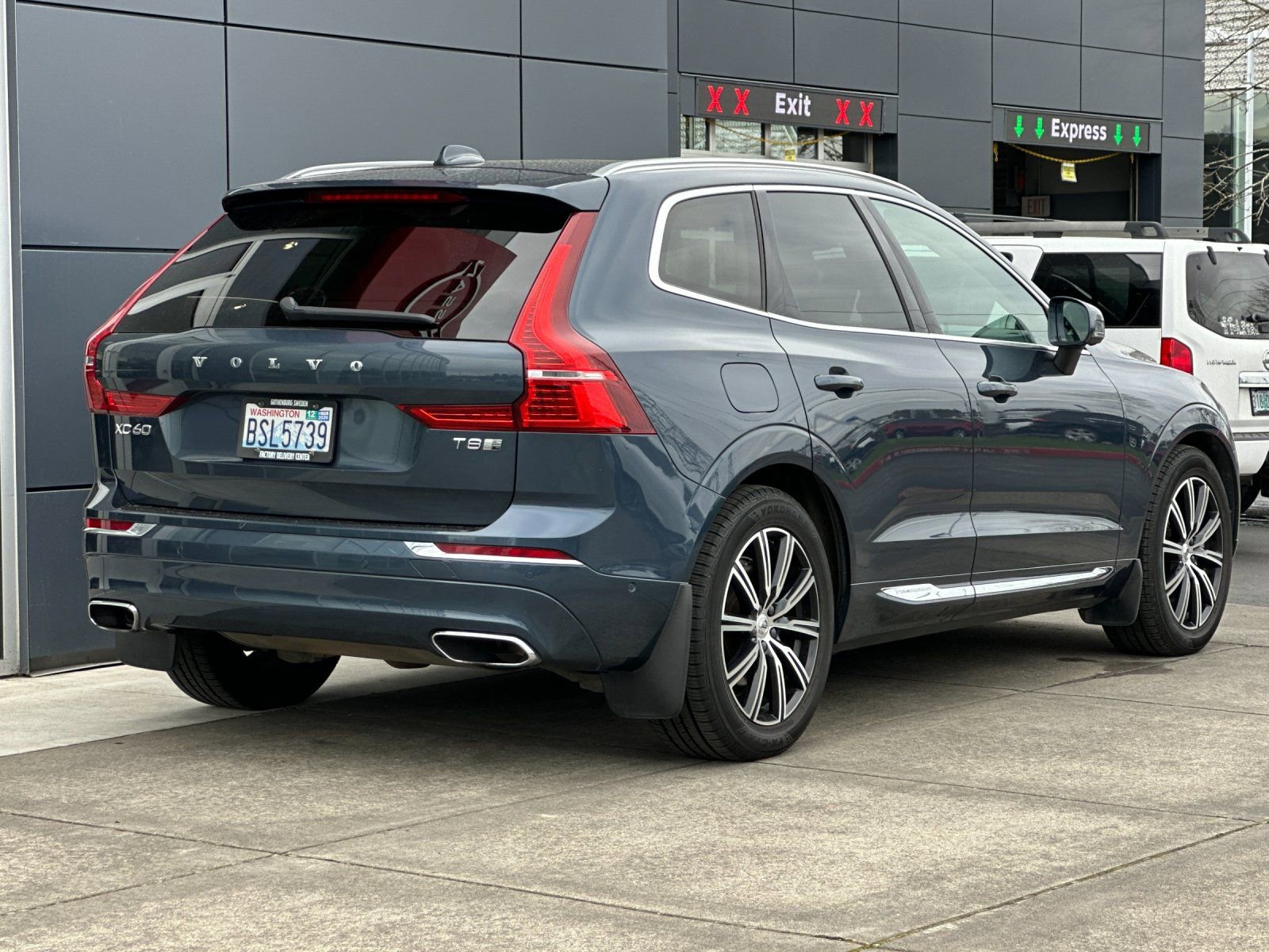 Used 2020 Volvo XC60 T8 Inscription image 3