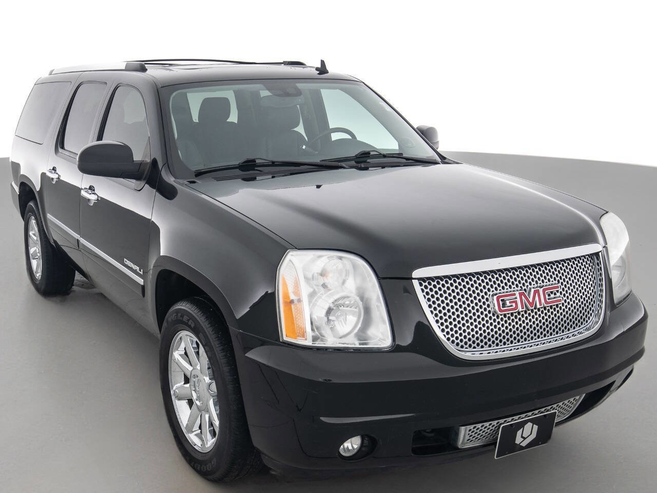 Used 2011 GMC Yukon XL Denali image 1