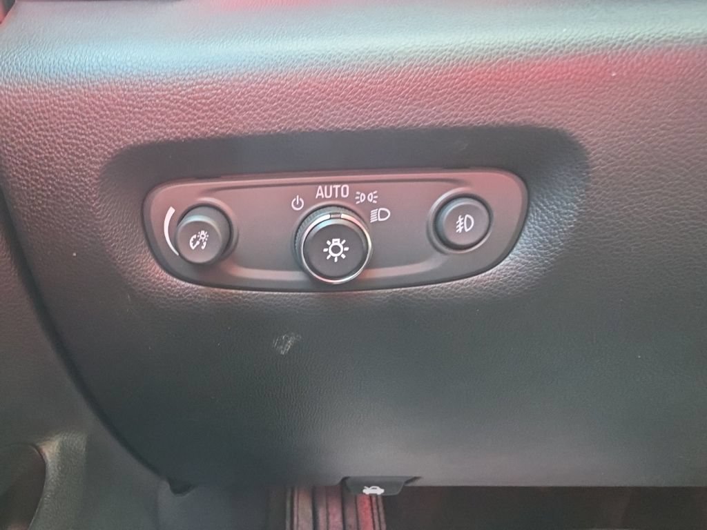 Used 2018 Chevrolet Traverse LT FWD image 9