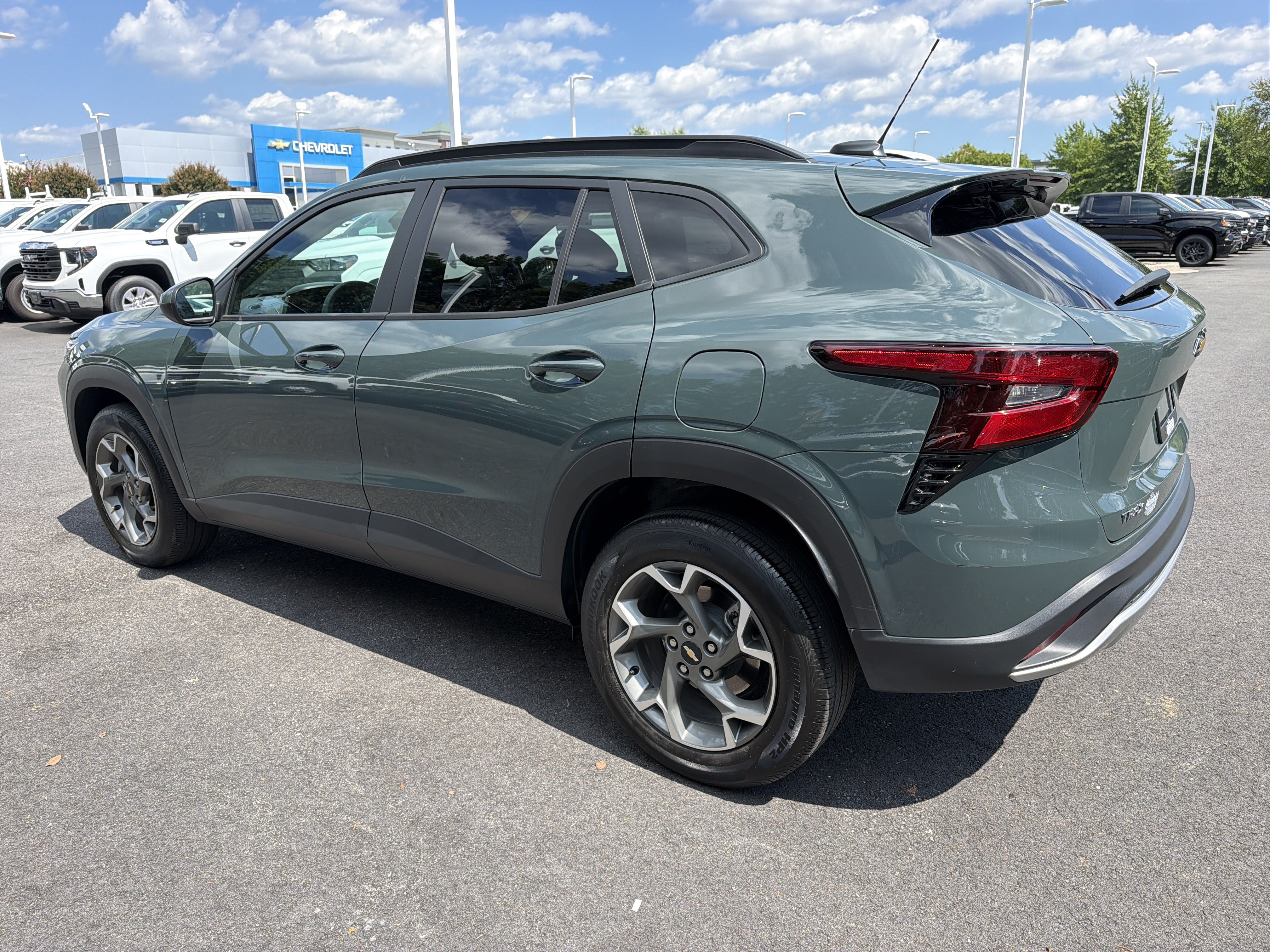 Used 2025 Chevrolet Trax LT FWD image 8