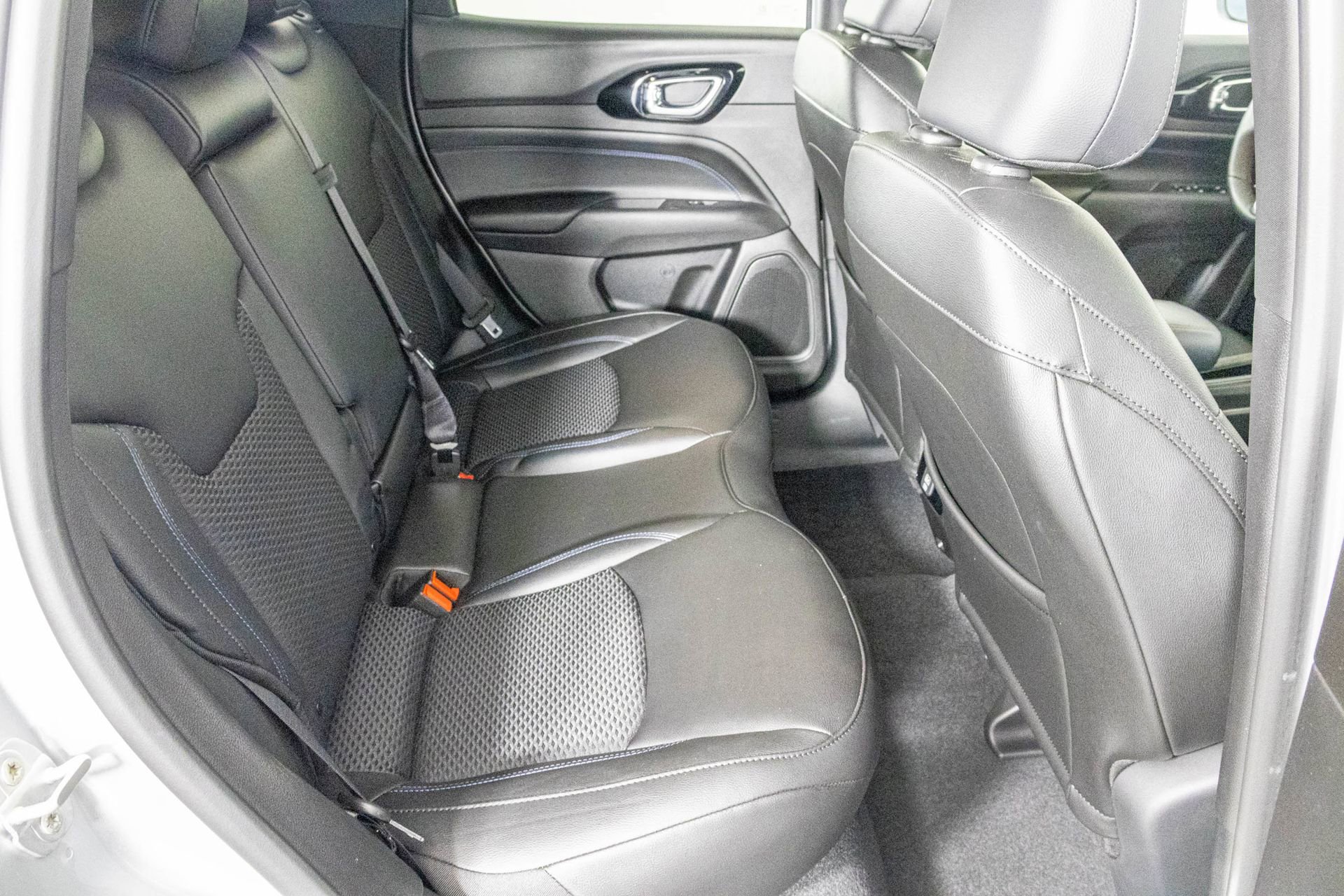 Used 2025 Jeep Compass Latitude w/ Altitude Special Edition image 37