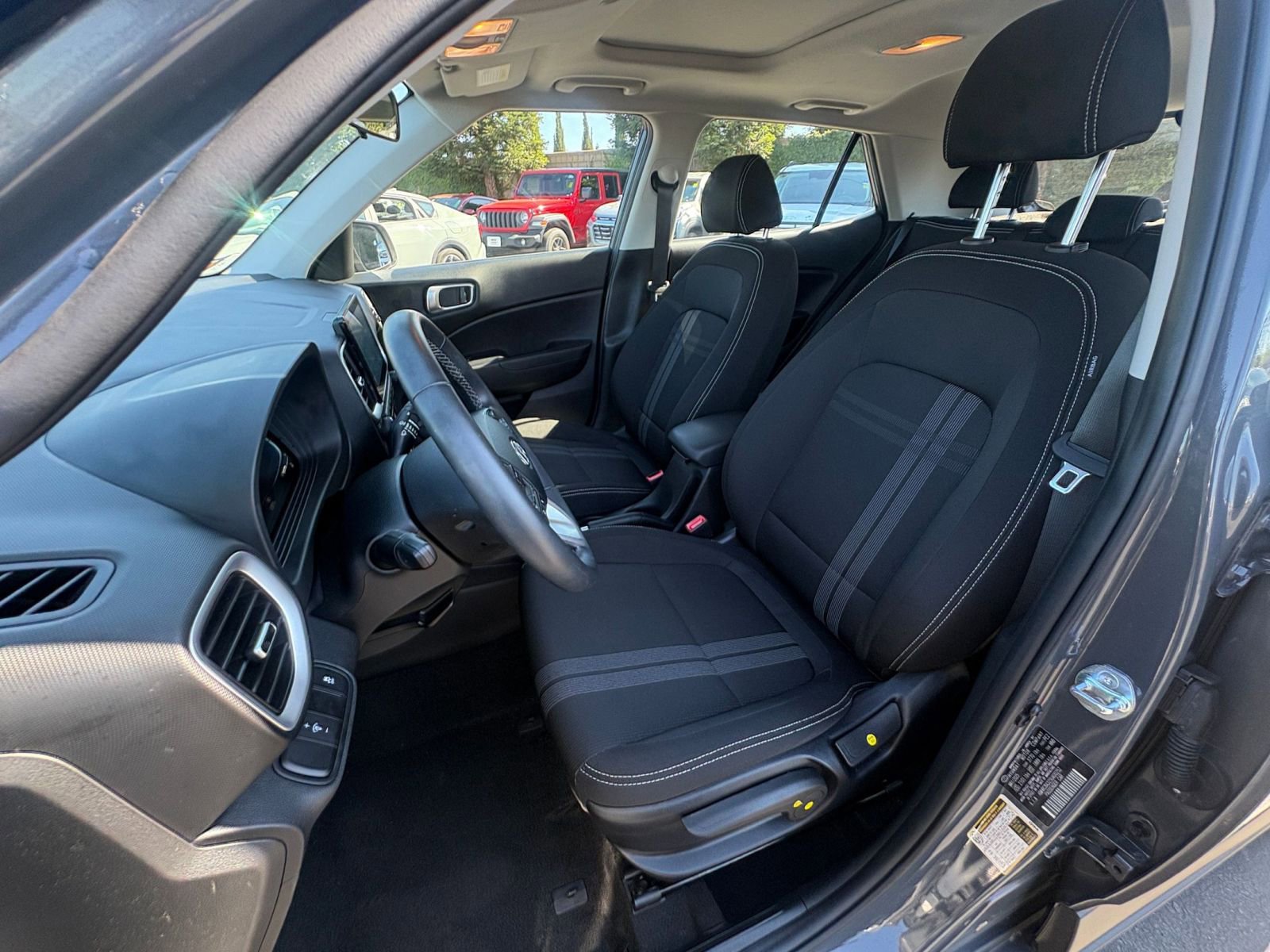 Used 2025 Hyundai Venue SEL image 36