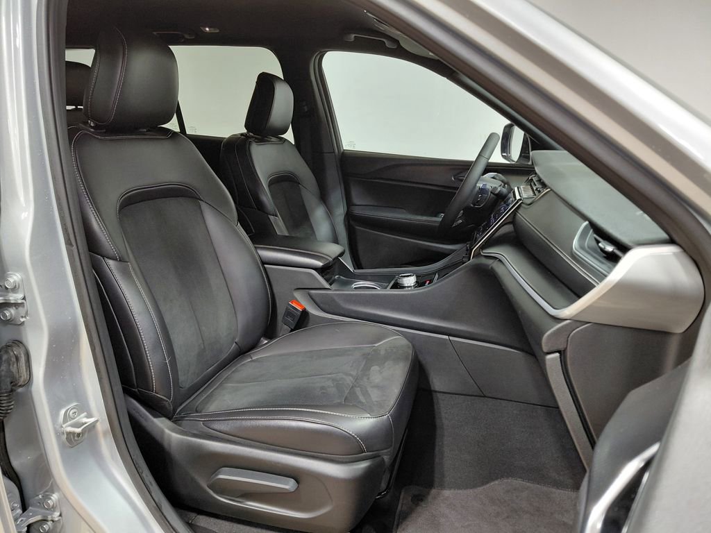 Certified 2025 Jeep Grand Cherokee Altitude AWD/4WD image 27