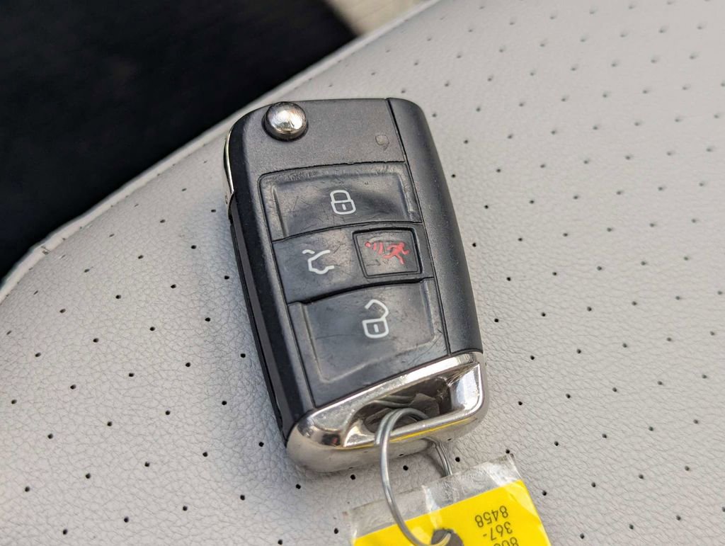 Used 2018 Volkswagen Tiguan SE w/ Panoramic Sunroof Package image 32