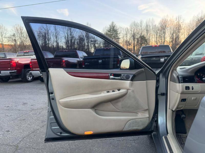 Used 2003 Lexus ES 330 Sedan image 9