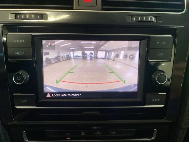 Used 2019 Volkswagen Golf S image 18