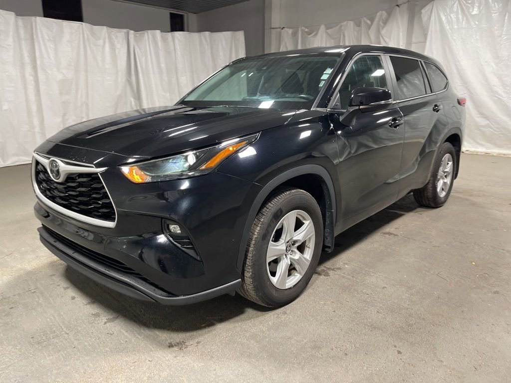 Used 2024 Toyota Highlander XLE image 3