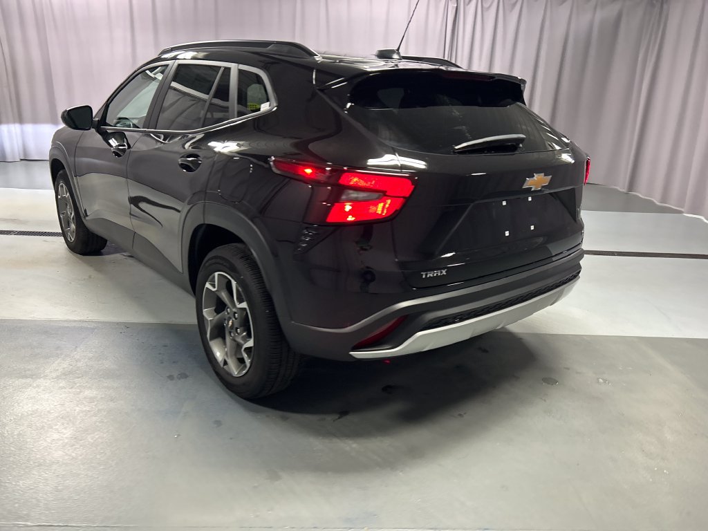 Used 2025 Chevrolet Trax LT FWD image 5