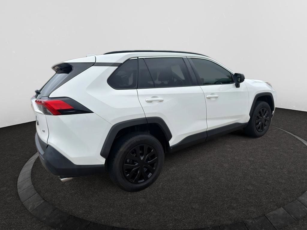 Used 2019 Toyota RAV4 LE FWD image 4