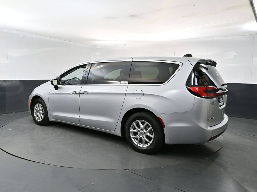 Used 2024 Chrysler Pacifica Touring-L FWD image 3