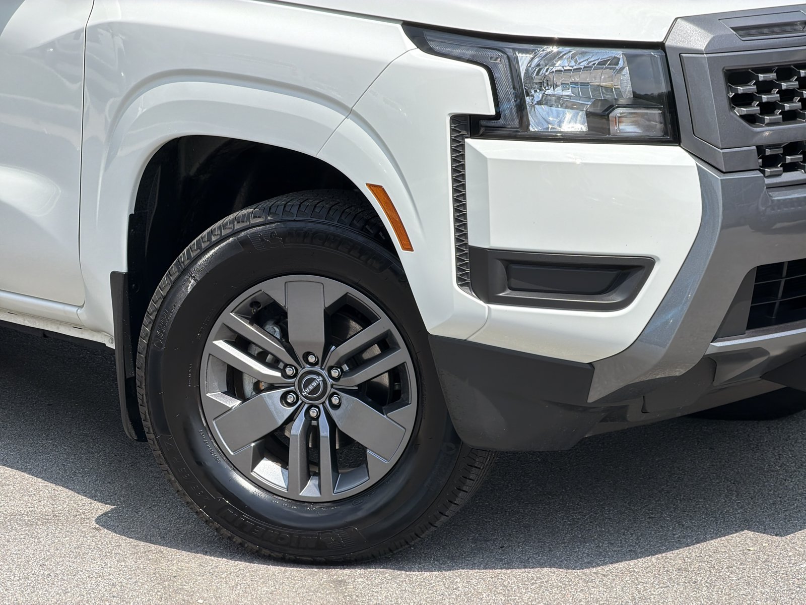 Used 2025 Nissan Frontier SV RWD image 3