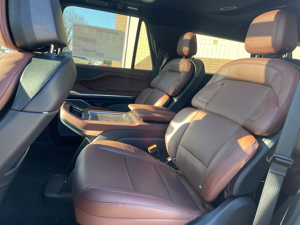 New 2025 Lincoln Navigator Reserve image 16