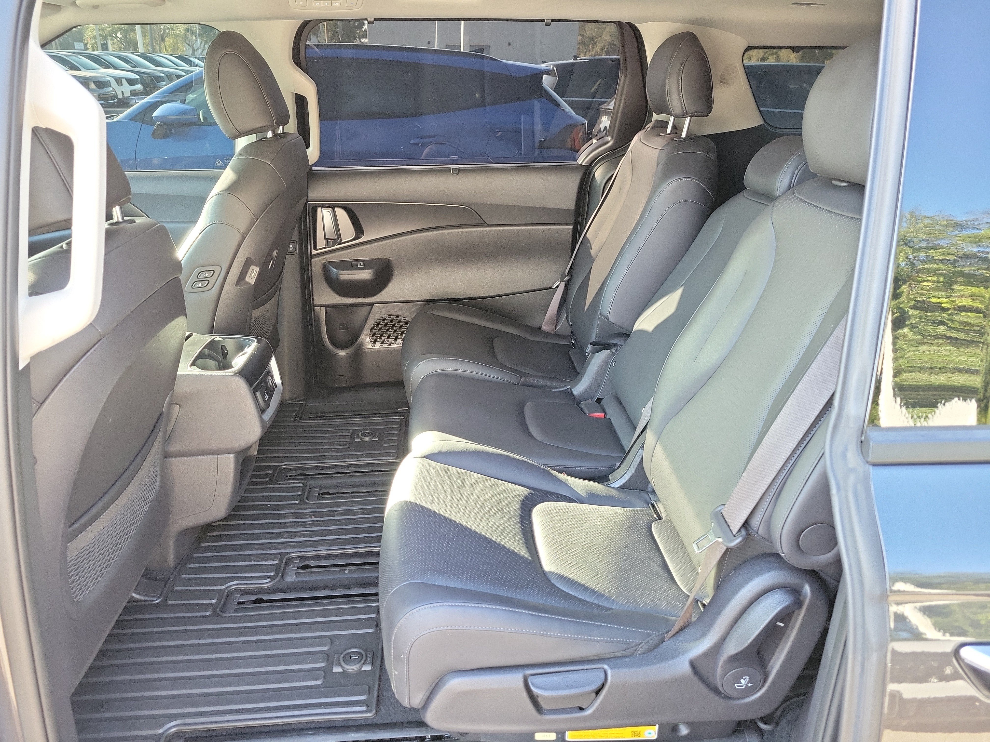 Certified 2025 Kia Carnival SX w/ SX Dark Edition Package FWD image 14