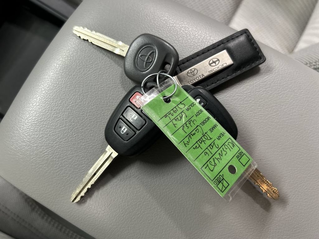 Used 2016 Toyota Camry LE FWD image 12