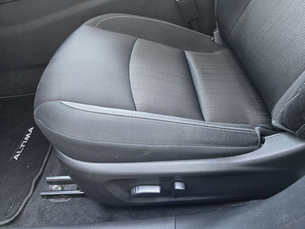Used 2024 Nissan Altima 2.5 SV FWD image 16