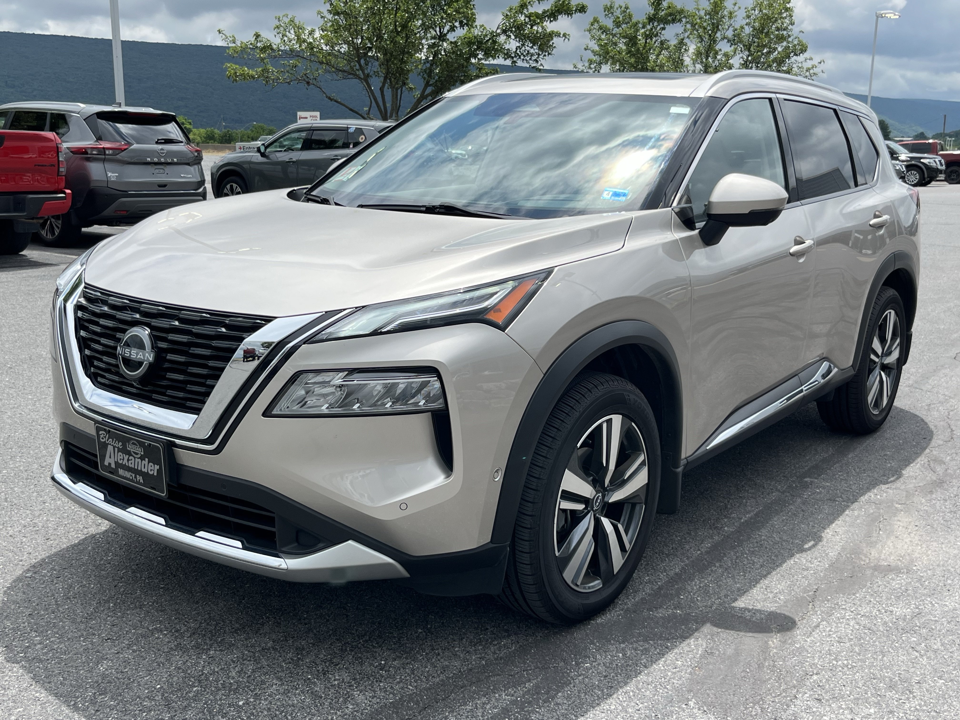 Used 2023 Nissan Rogue Platinum w/ Platinum Premium Package AWD/4WD image 11
