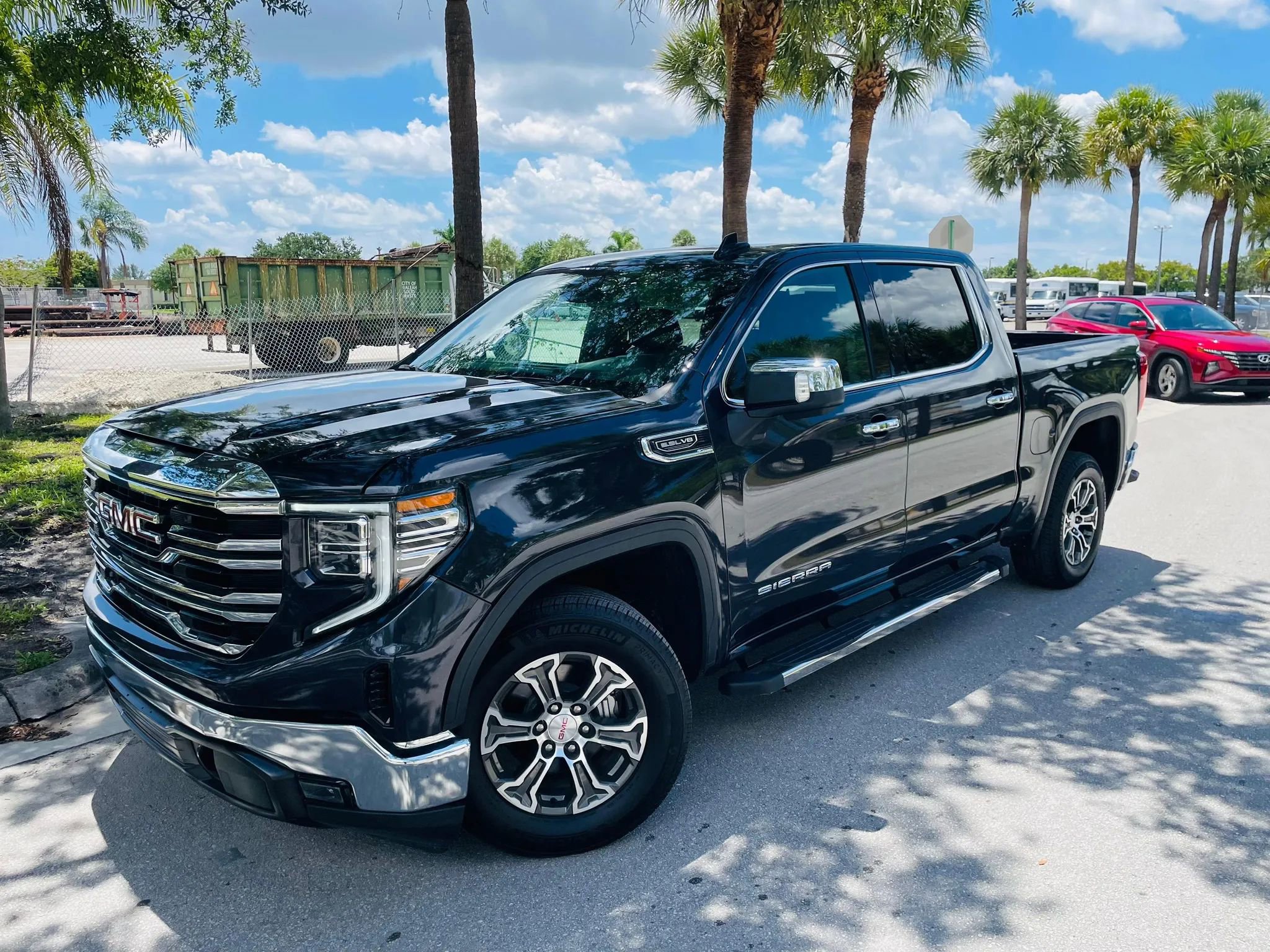 Used 2025 GMC Sierra 1500 SLT RWD image 1