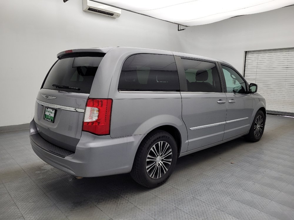 Used 2014 Chrysler Town & Country S FWD image 9