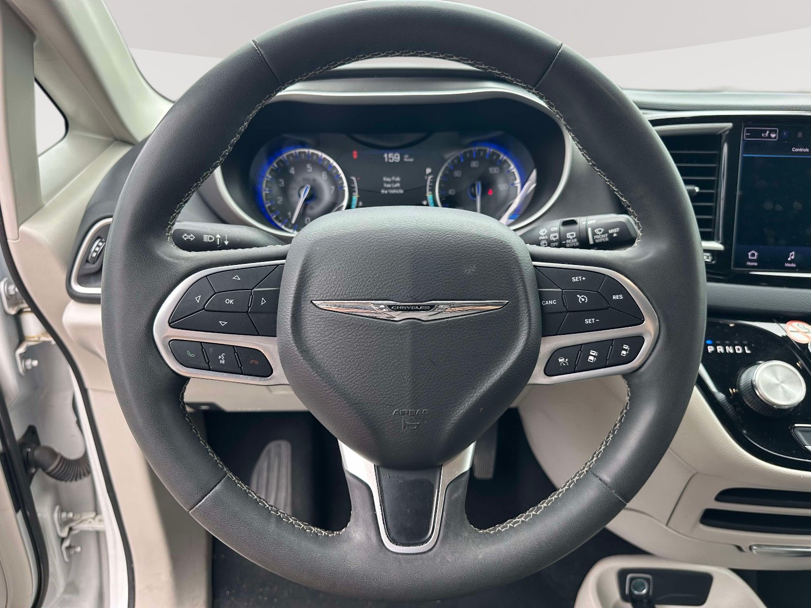 Used 2023 Chrysler Pacifica Touring-L FWD image 11