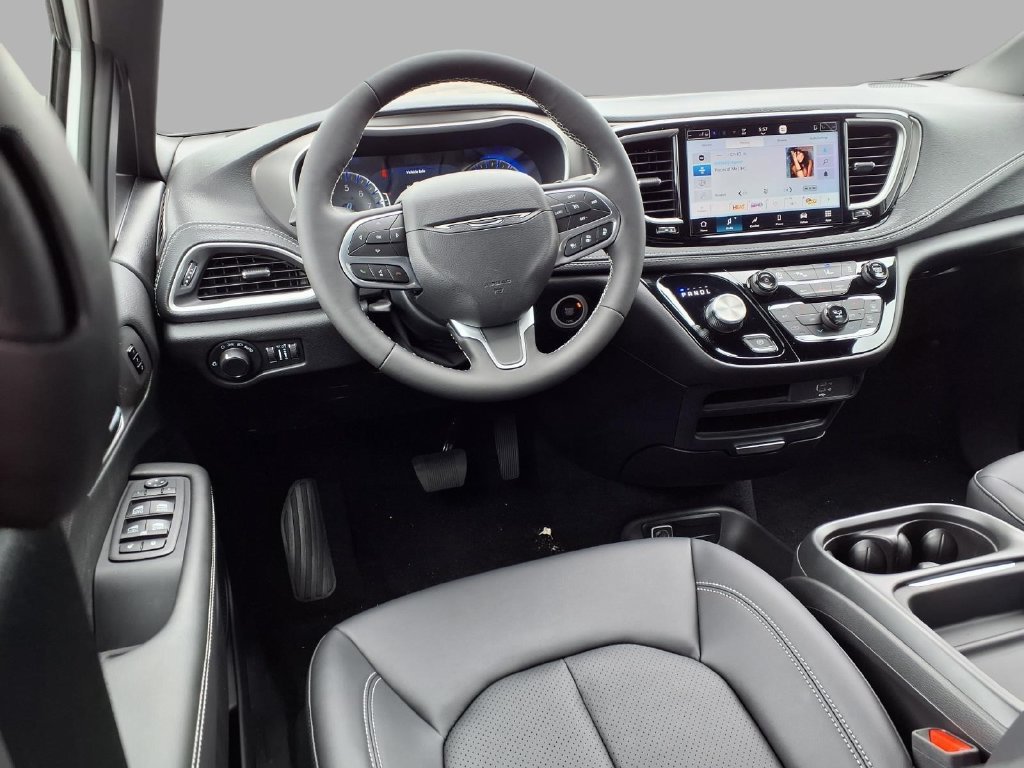 New 2027 Chrysler Pacifica Select AWD/4WD image 4