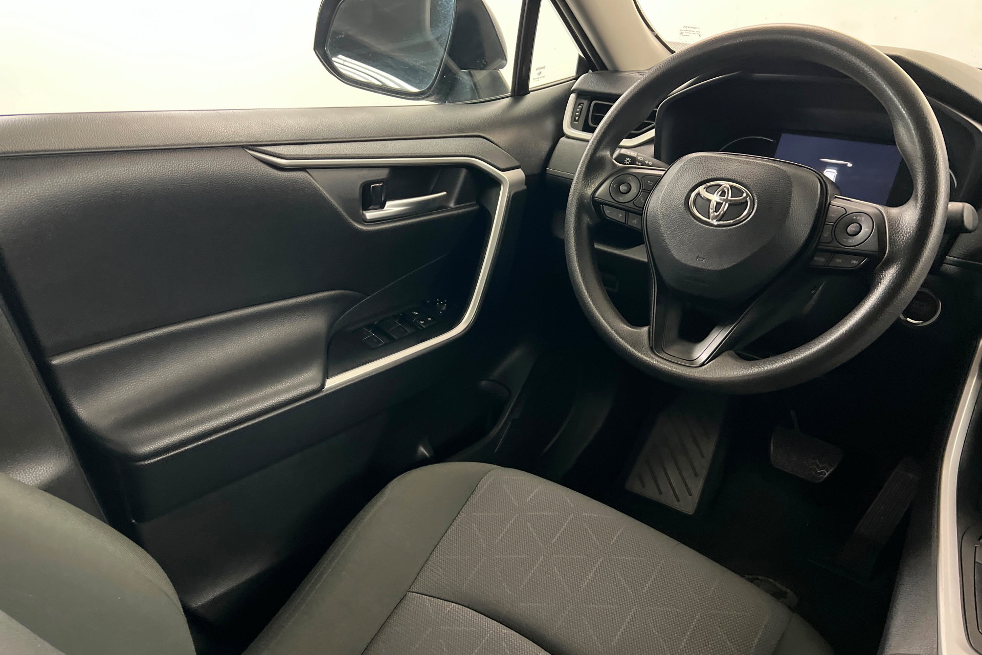 Used 2025 Toyota RAV4 XLE FWD image 12