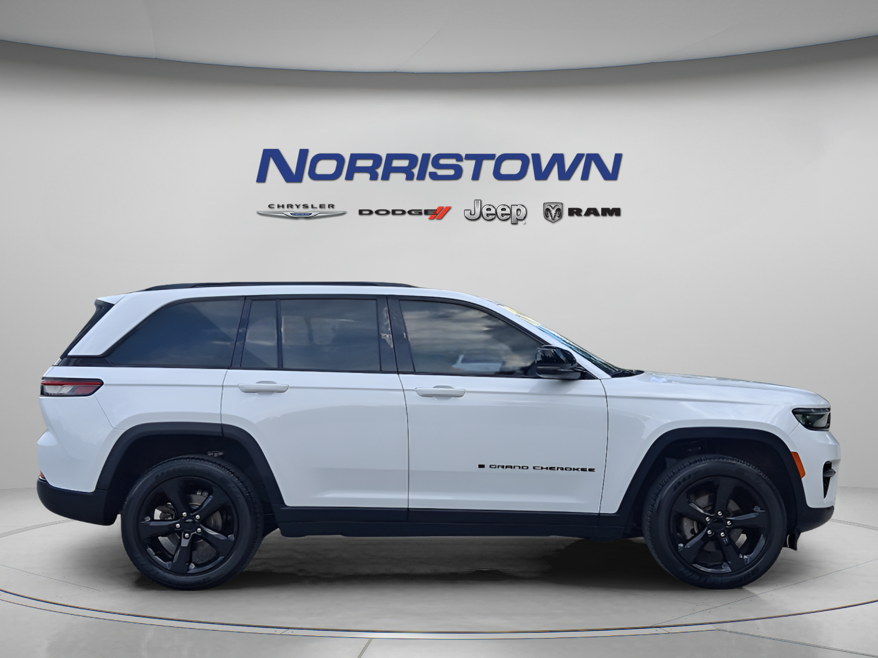 Used 2023 Jeep Grand Cherokee Altitude AWD/4WD image 7