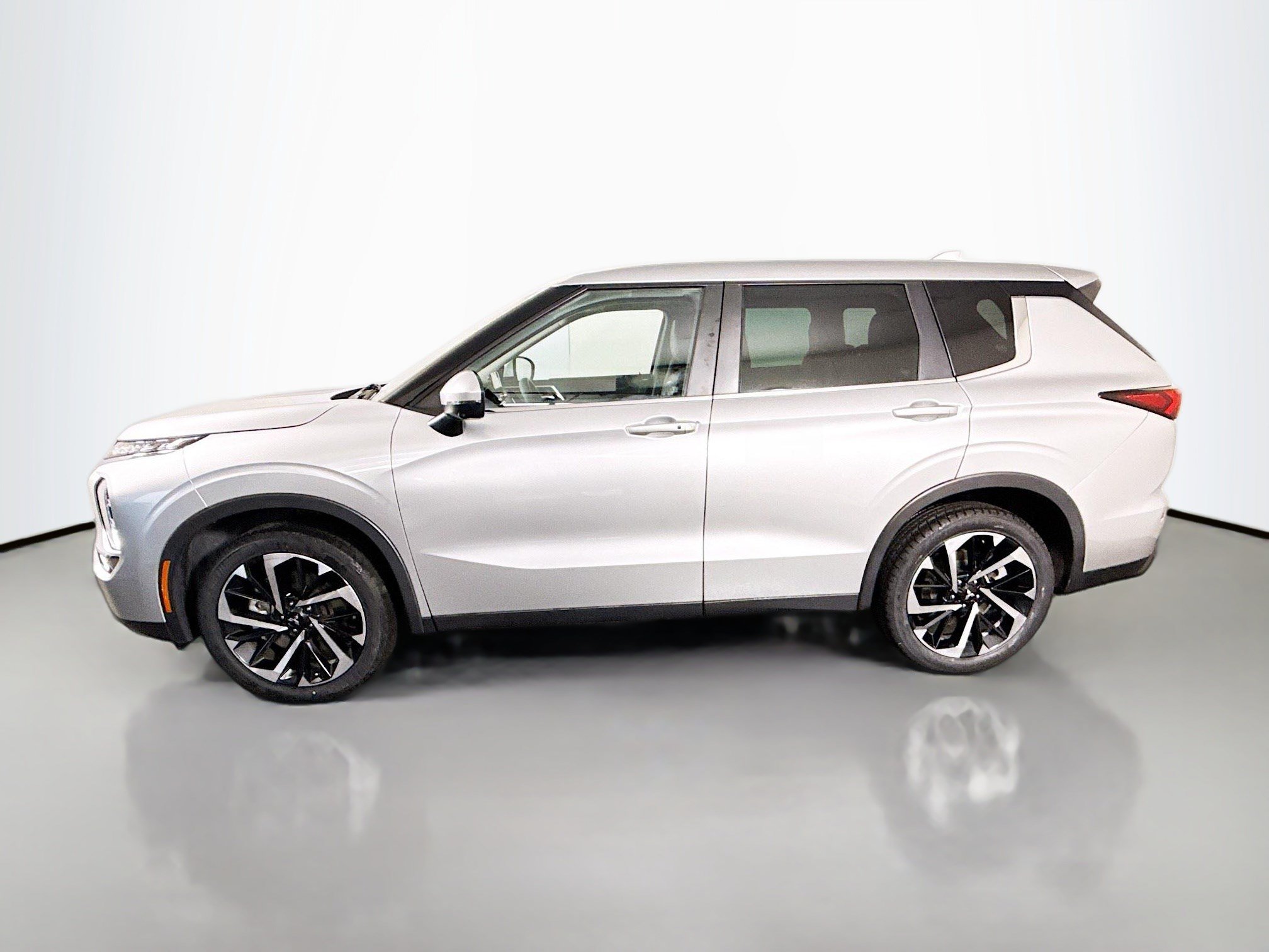 Used 2023 Mitsubishi Outlander SE FWD image 6