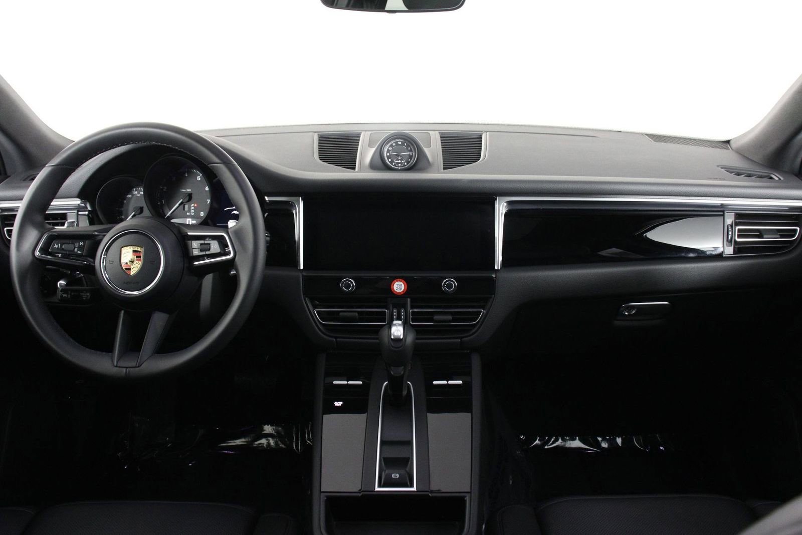 Certified 2025 Porsche Macan AWD/4WD image 23