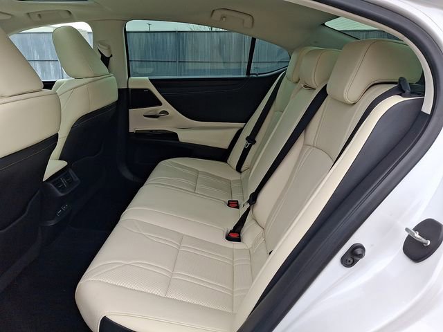 Used 2022 Lexus ES 300h w/ Accessory Package FWD image 10