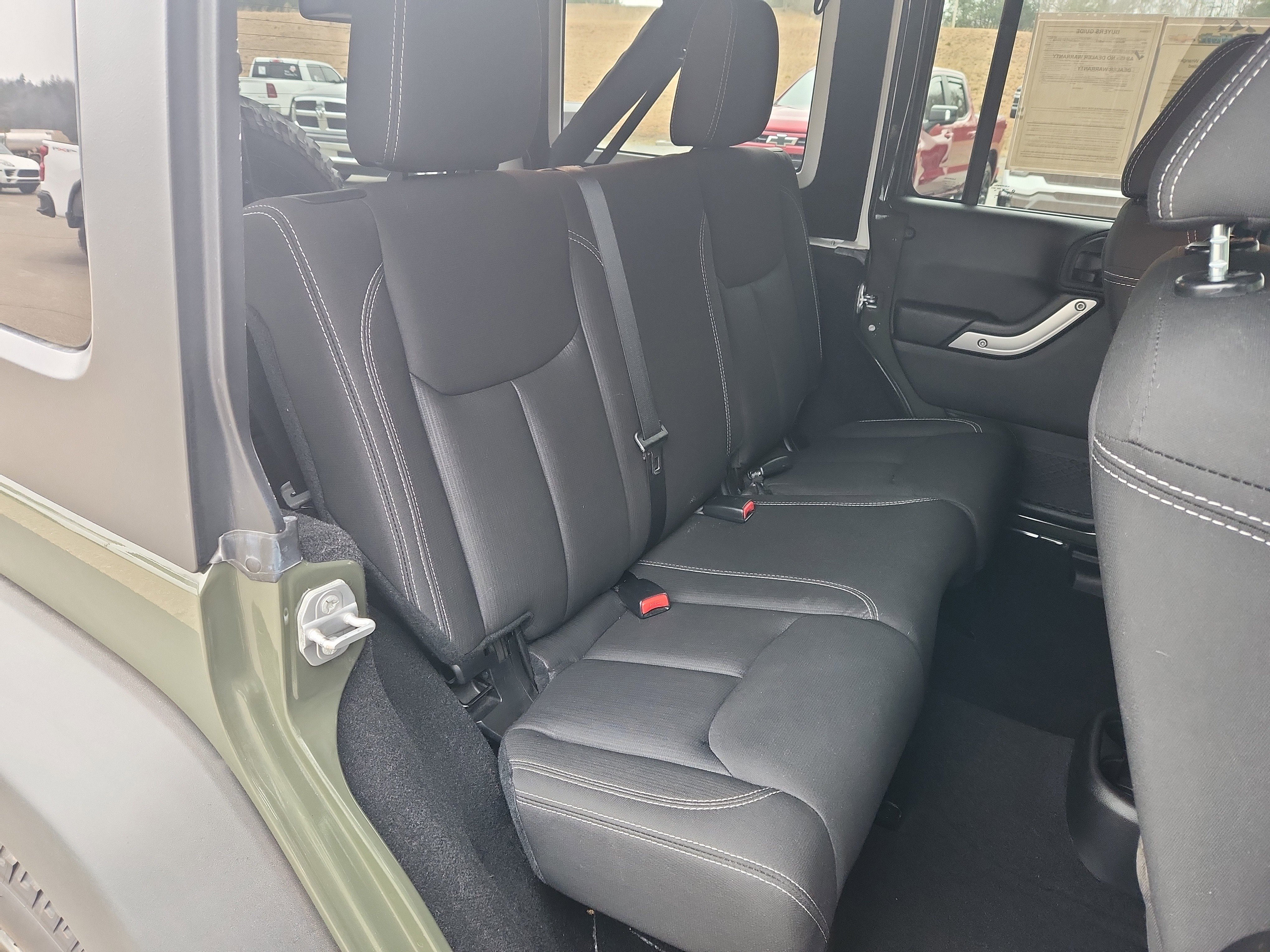 Used 2015 Jeep Wrangler Unlimited Rubicon w/ Connectivity Group image 34