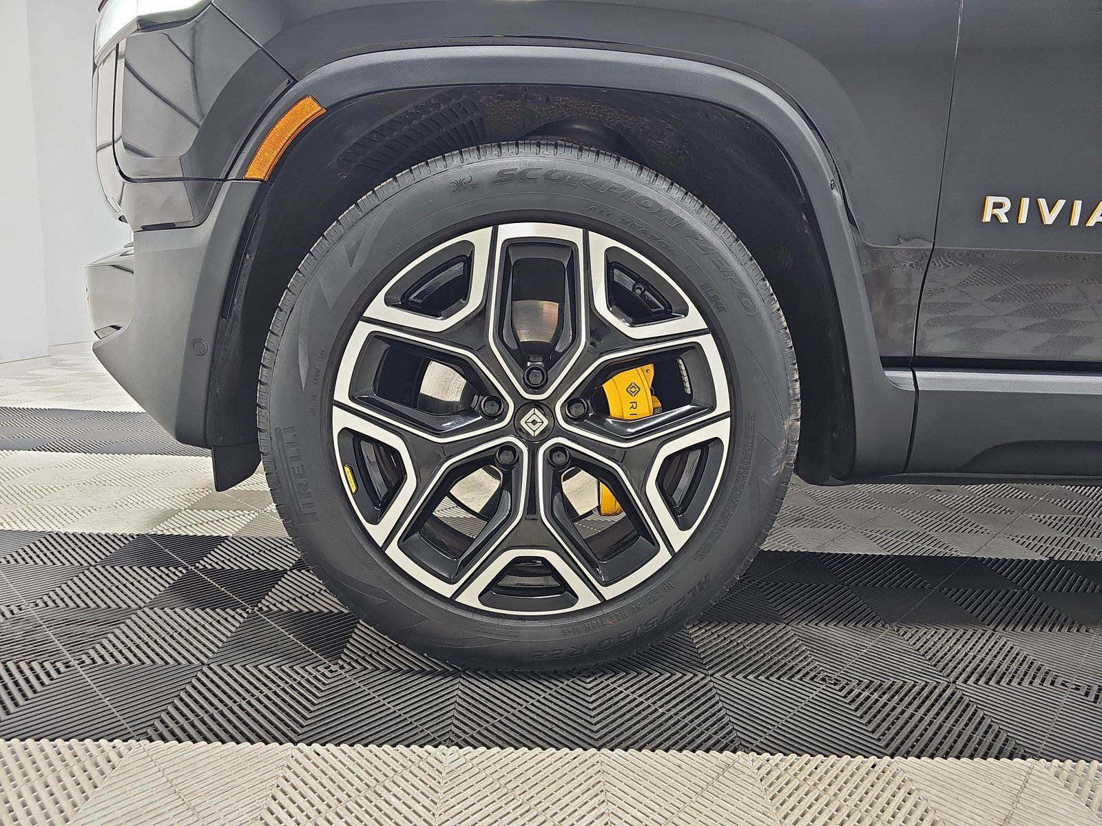 Used 2024 Rivian R1S Adventure AWD/4WD image 9