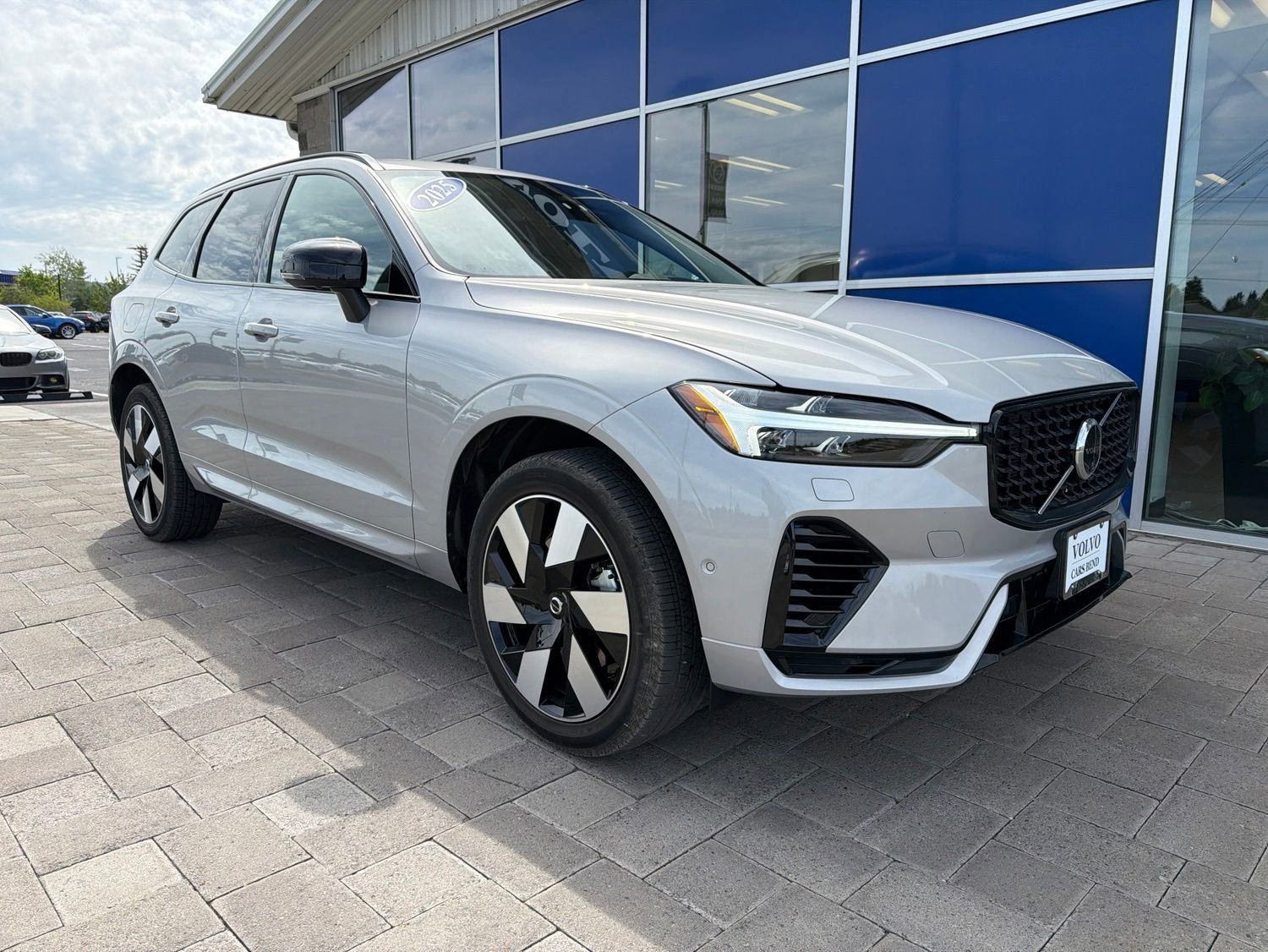 Used 2025 Volvo XC60 T8 Plus w/ Protection Package Premier AWD/4WD image 2