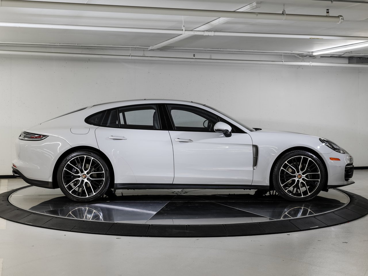 Certified 2023 Porsche Panamera Platinum Edition image 8