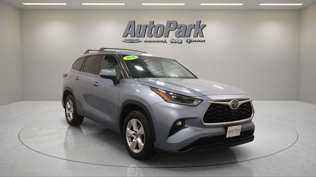 Used 2021 Toyota Highlander LE FWD image 2