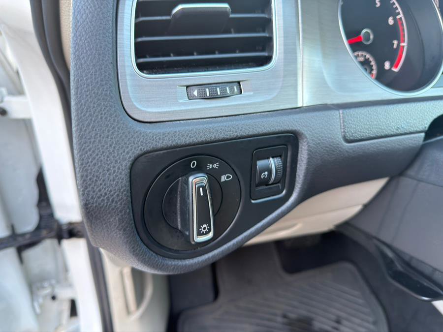 Used 2015 Volkswagen Golf S image 15