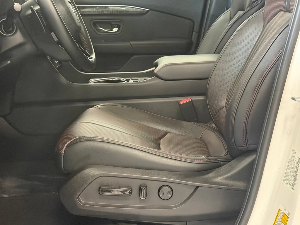 Used 2025 Honda Pilot Black Edition image 11