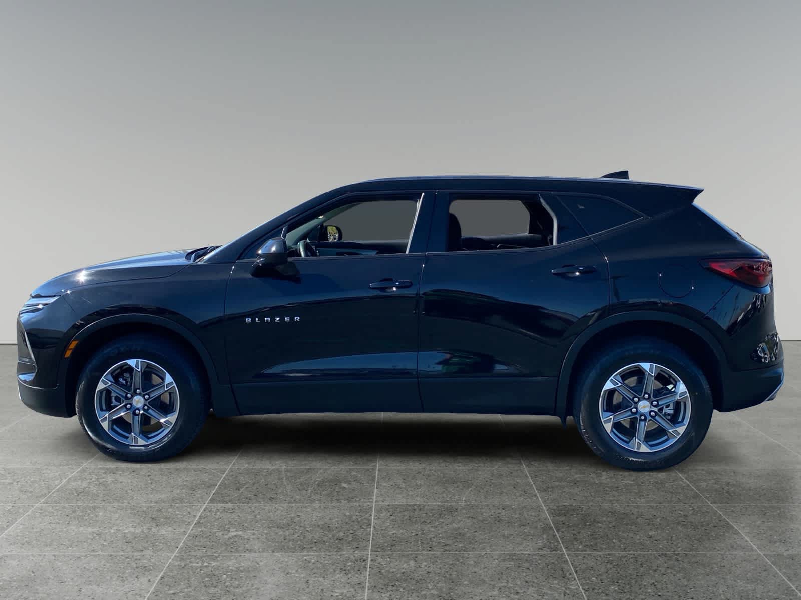 Used 2025 Chevrolet Blazer LT FWD image 2