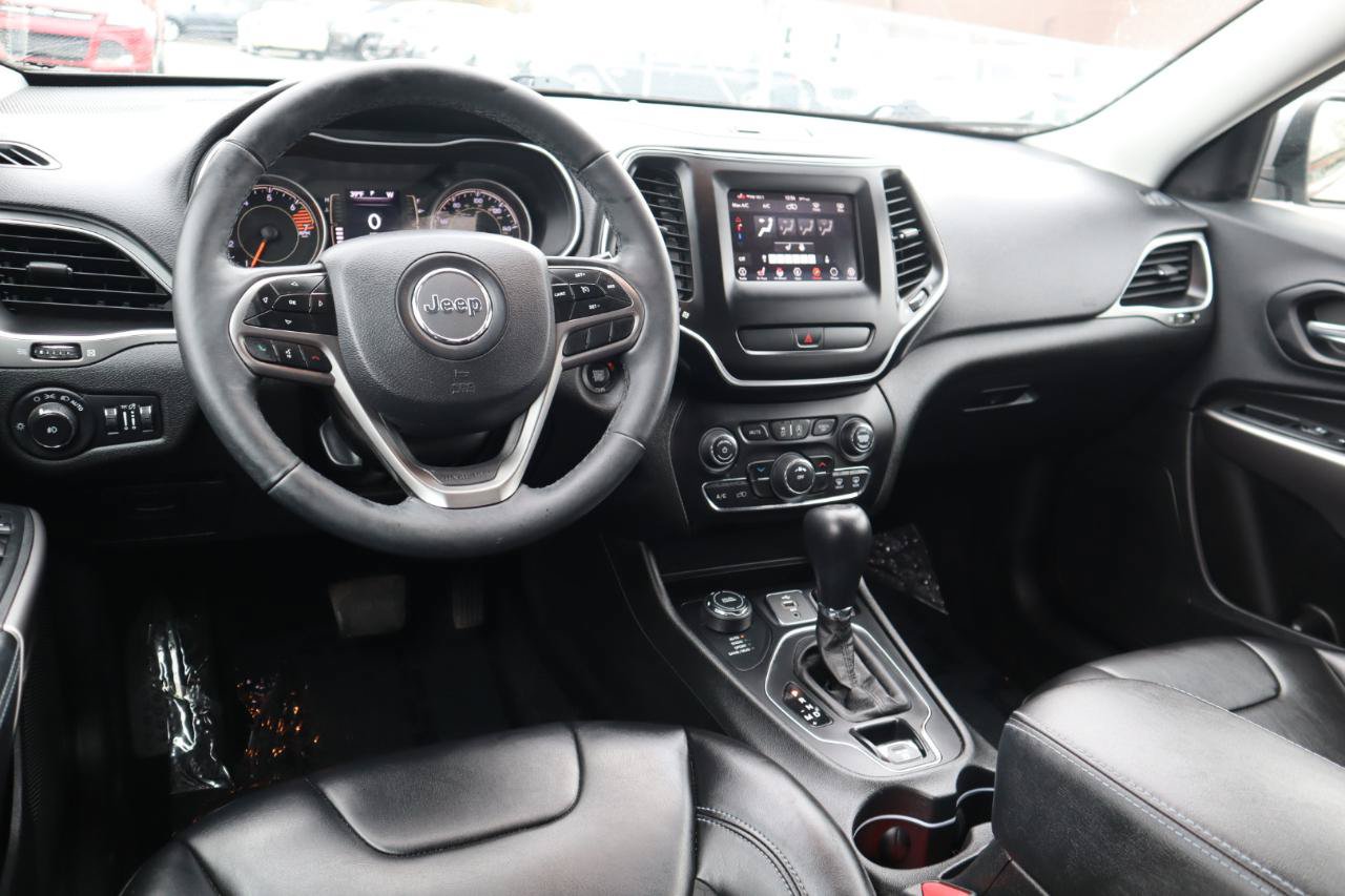 Used 2019 Jeep Cherokee Latitude Plus w/ Cold Weather Group AWD/4WD image 17