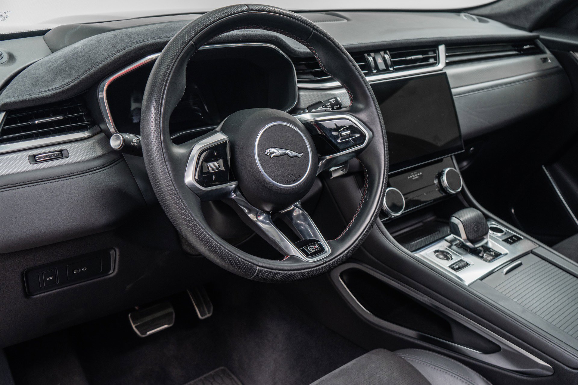 Used 2023 Jaguar F-PACE SVR image 13