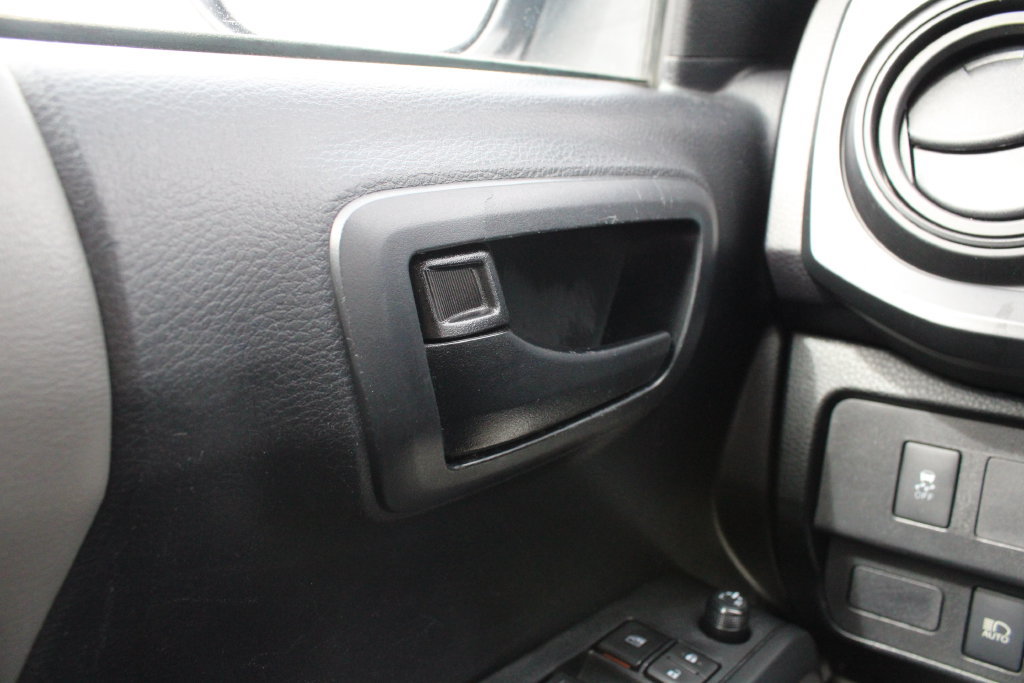 Used 2020 Toyota Tacoma SR AWD/4WD image 6
