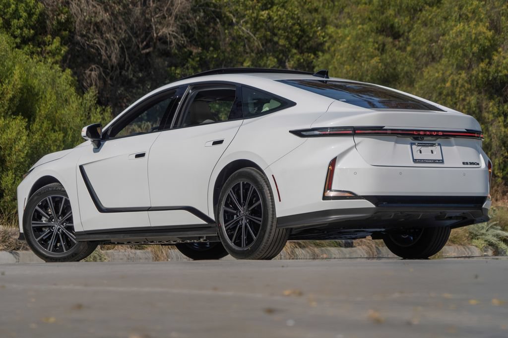 New 2026 Lexus ES 350e FWD image 2