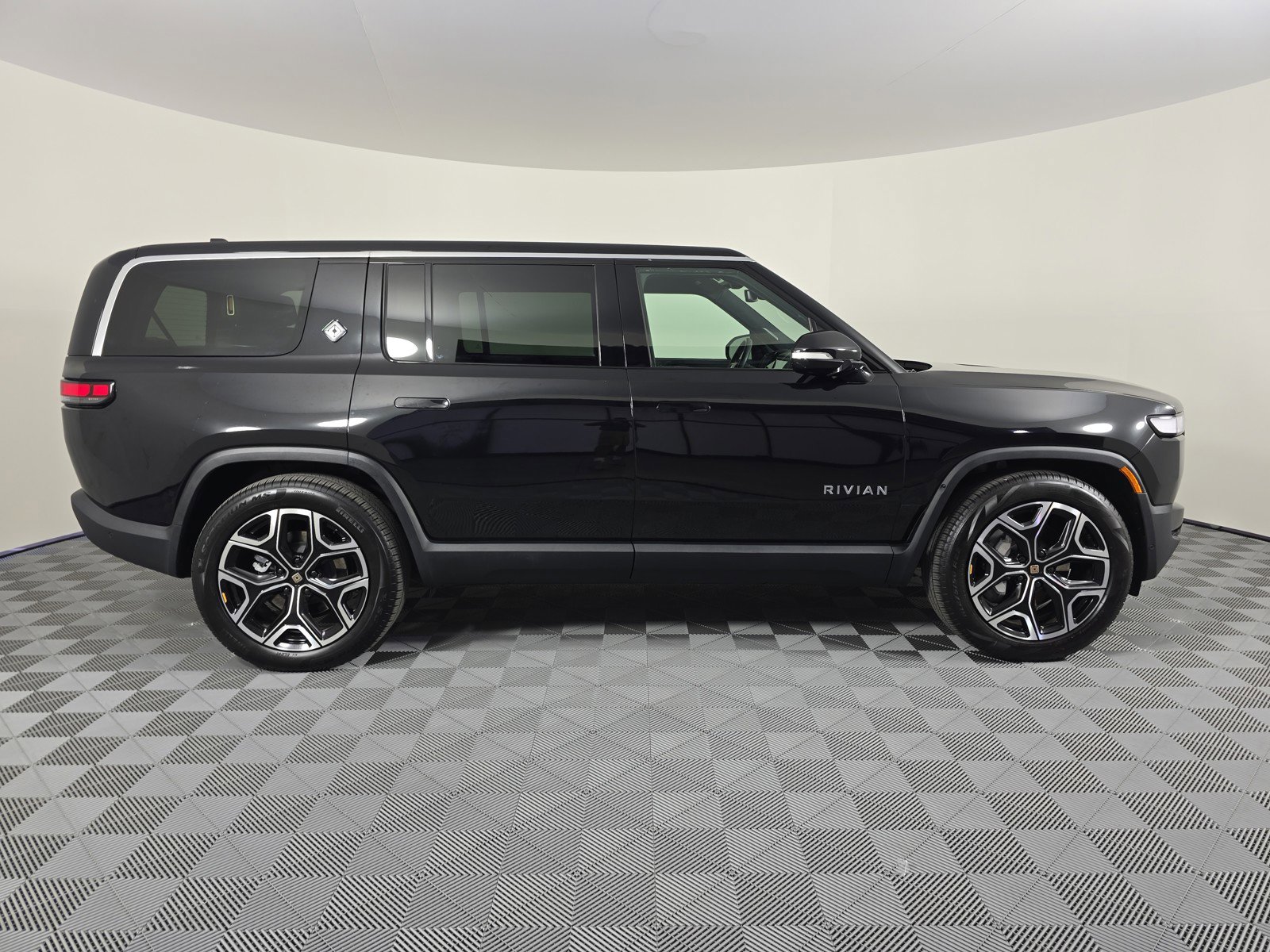 Used 2024 Rivian R1S Adventure AWD/4WD image 6